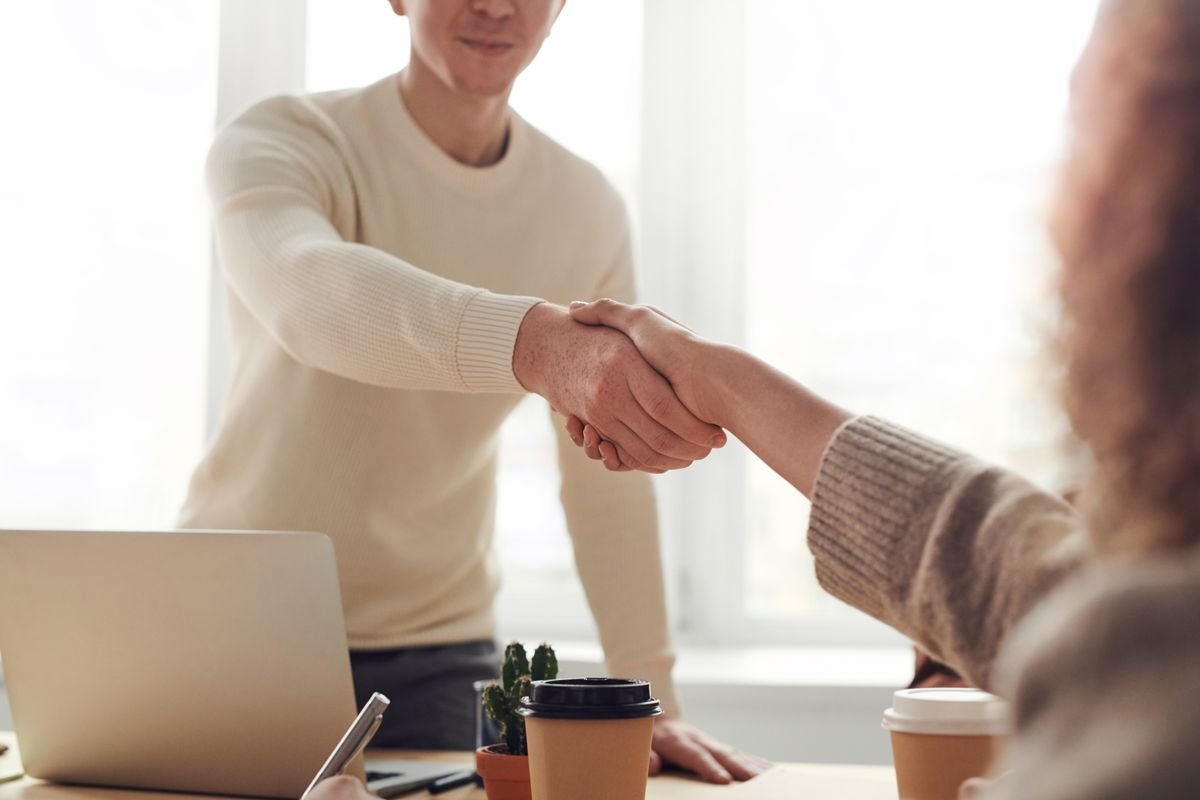 Handschlag bei einem Gespräch